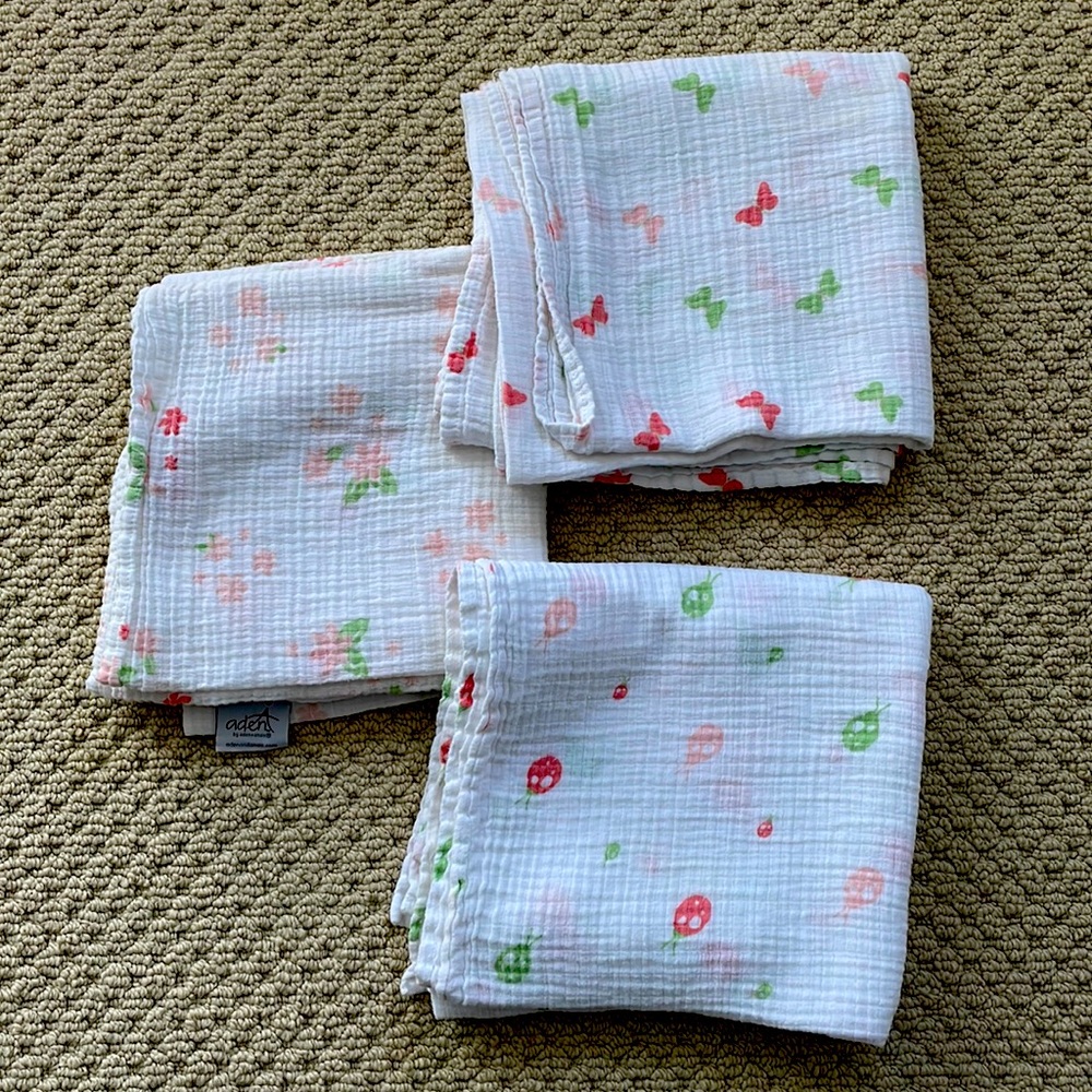 VGUC Aden and anais 3 muslin swaddle blankets: flowers, ladybugs and butterflies